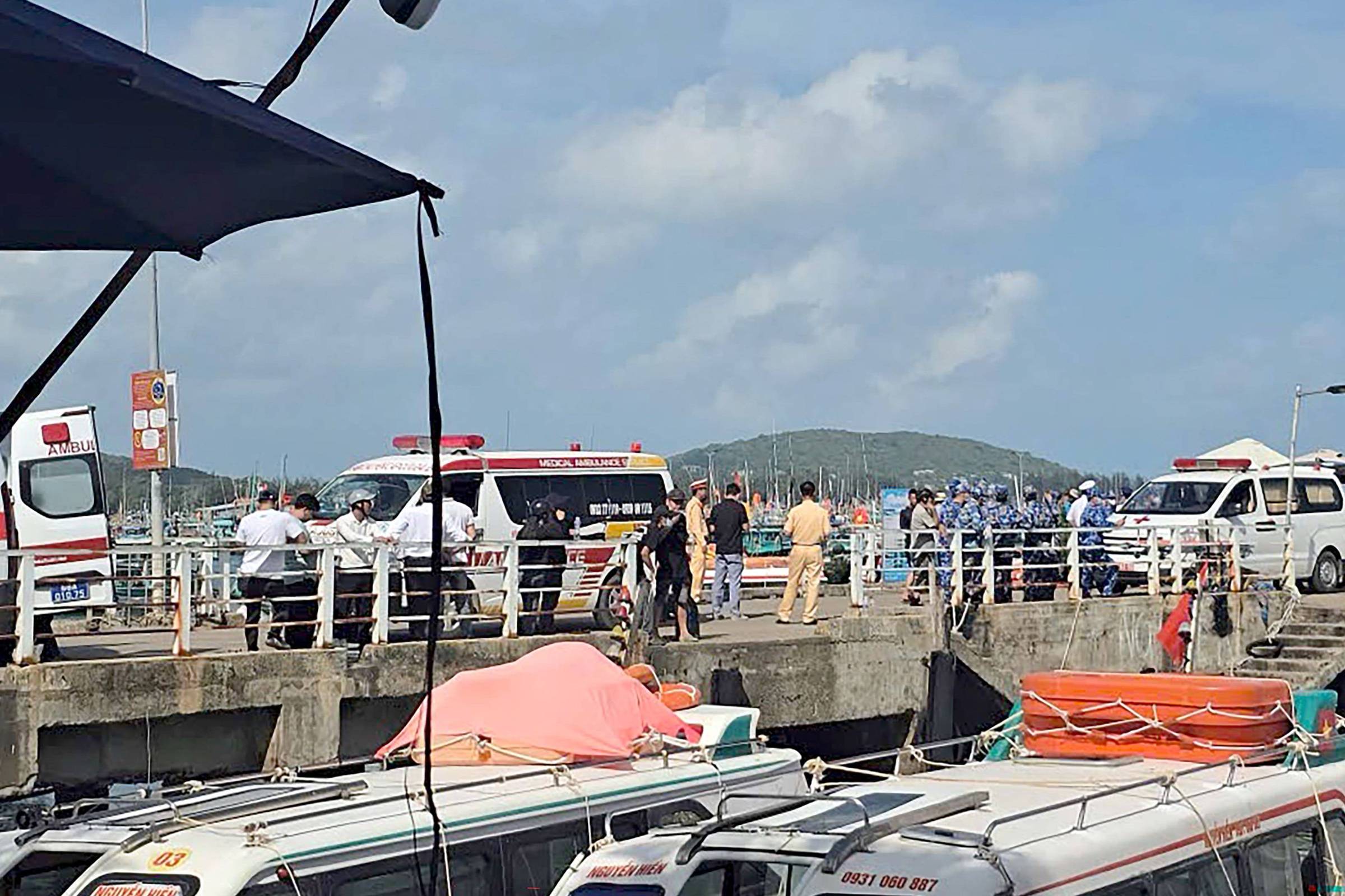 Barco de turismo vira no Vietnã e causa a morte de 15 turistas indianos