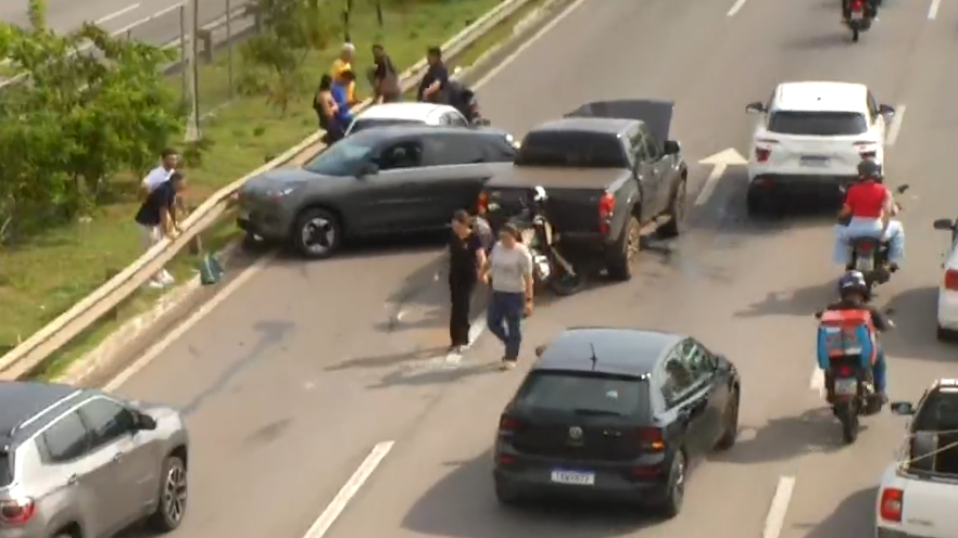 Colisão entre quatro veículos causa congestionamento na BR-101 em Natal