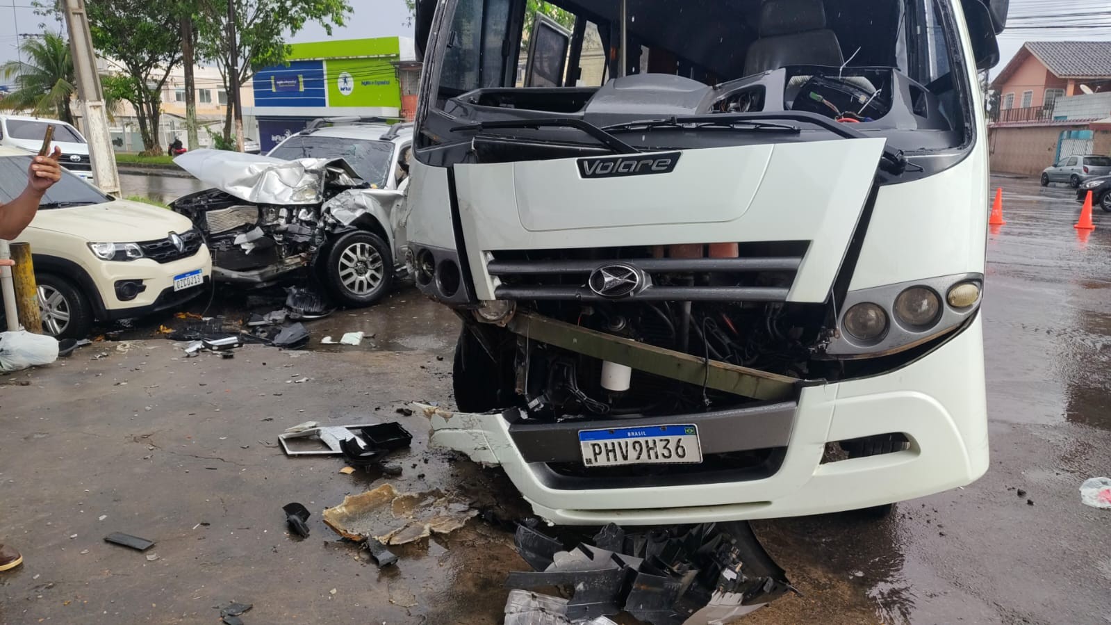 Acidente em Manaus: micro-ônibus e carros colidem na Zona Oeste, deixando feridos