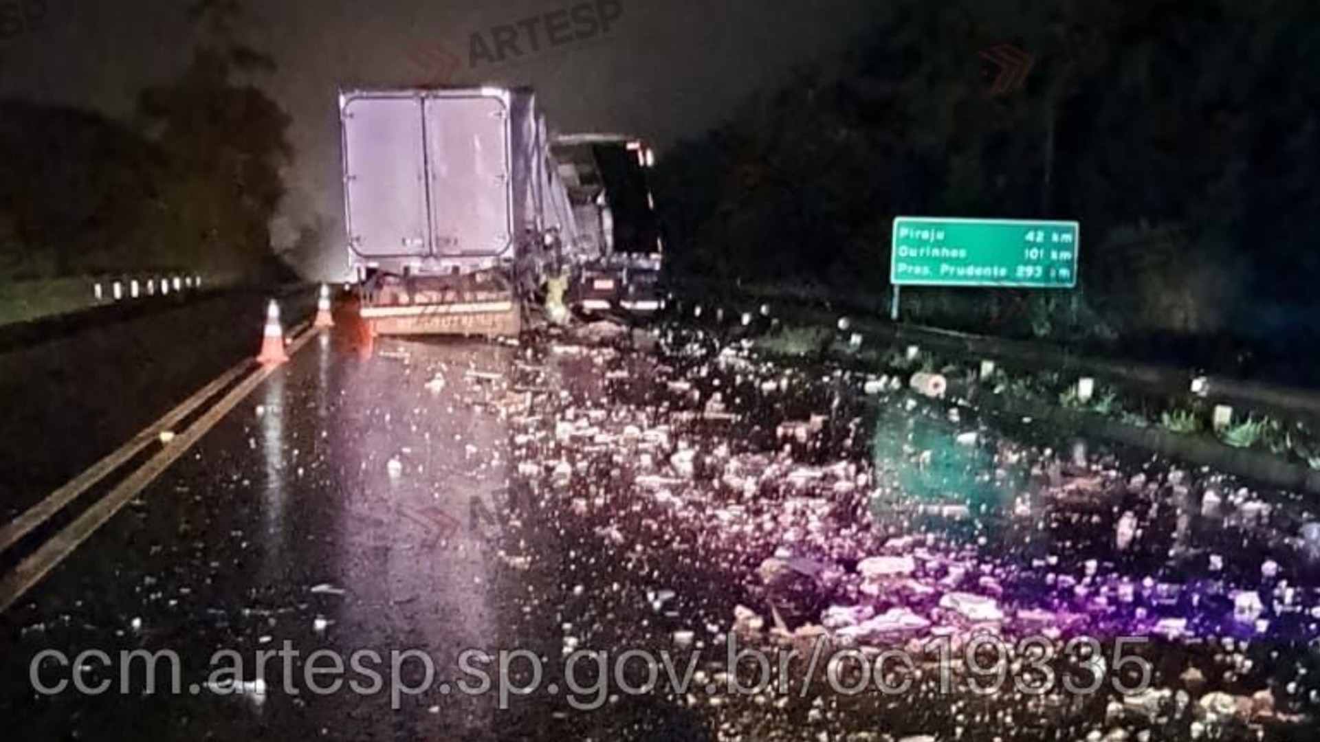 Acidente entre caminhão e carreta fecha rodovia e deixa vítima ferida