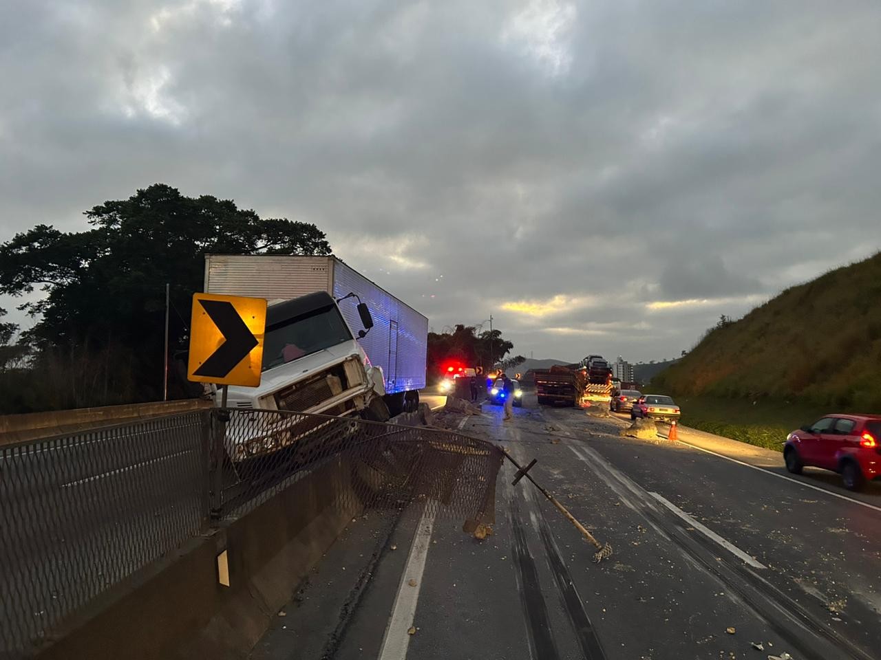 Colisão entre carreta, van e caminhão fere duas pessoas na Dutra em Guaratinguetá