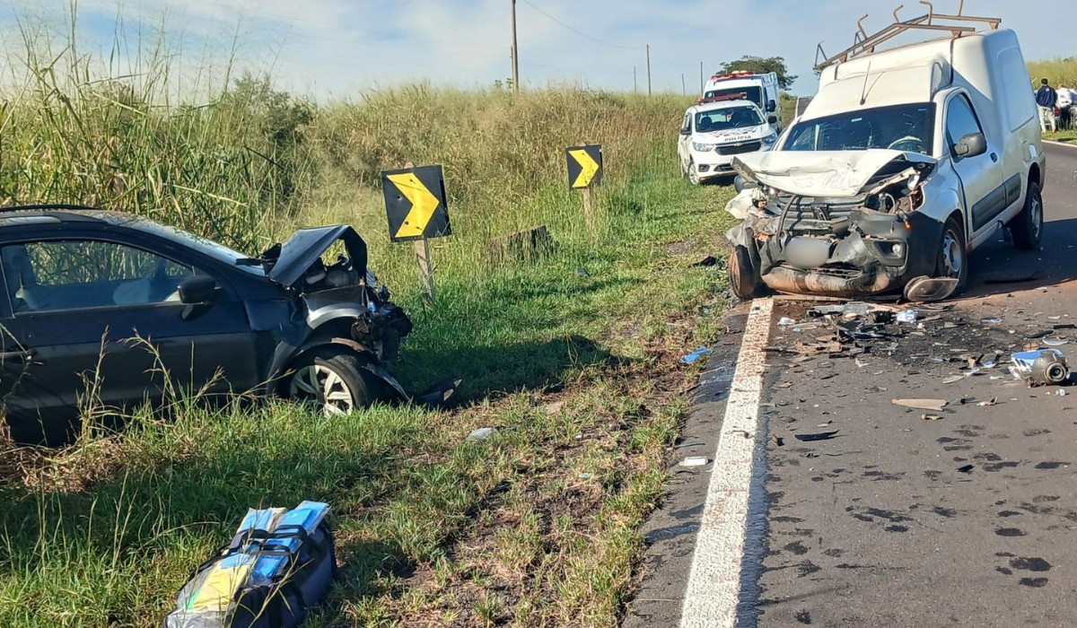 Três vítimas leves após colisão de três carros na rodovia entre Flora Rica e Santo Expedito