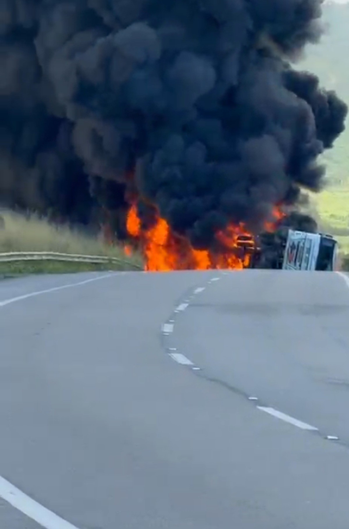 Caminhão explode após tombar na BR-101 em Alagoas e rodovia é interditada