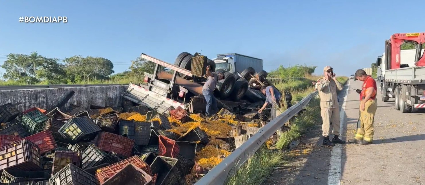 Caminhoneiro morre após capotamento de veículo na BR-101 em Caaporã
