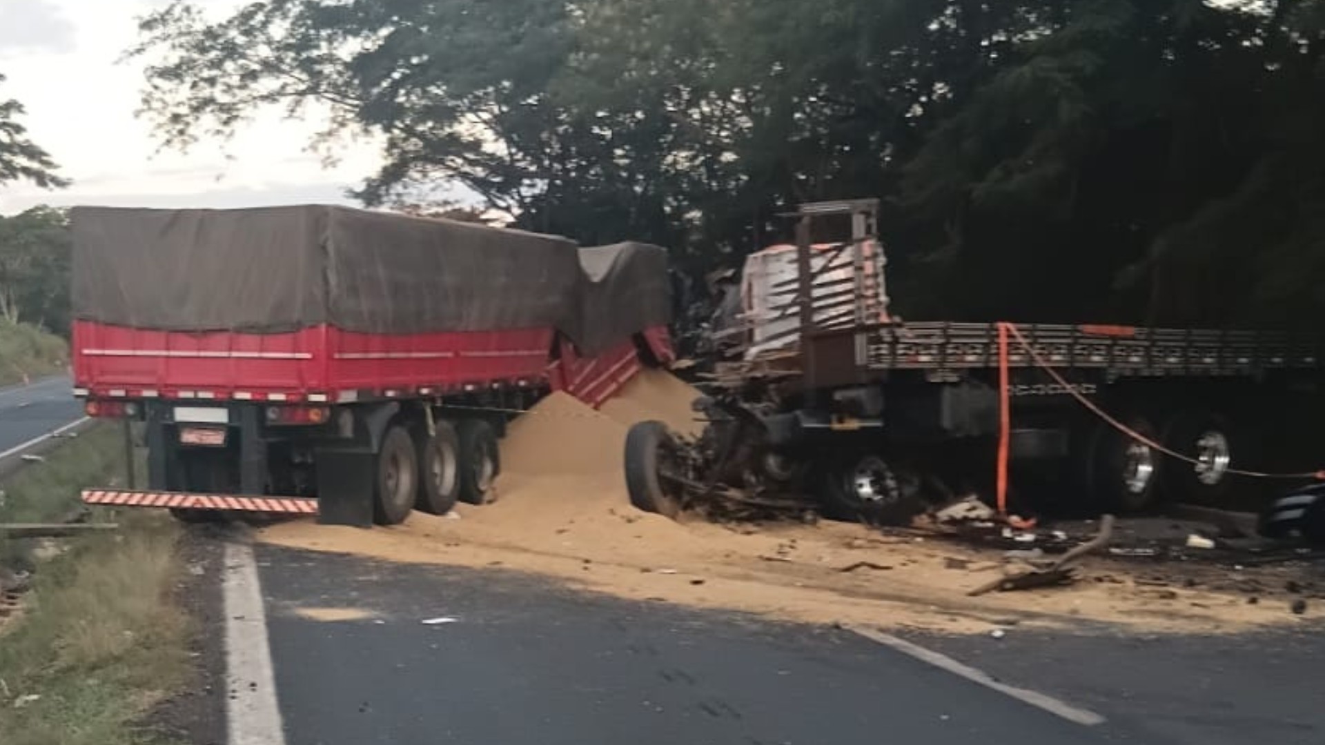 PRF investiga acidente fatal com caminhoneiro na BR-153
