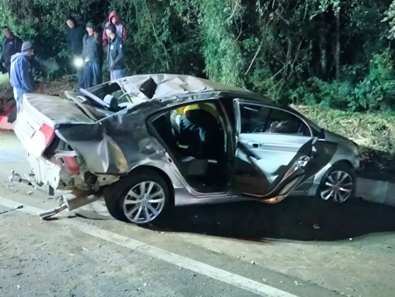 Motorista fica preso em carro após bater em barranco na BR-282, em SC