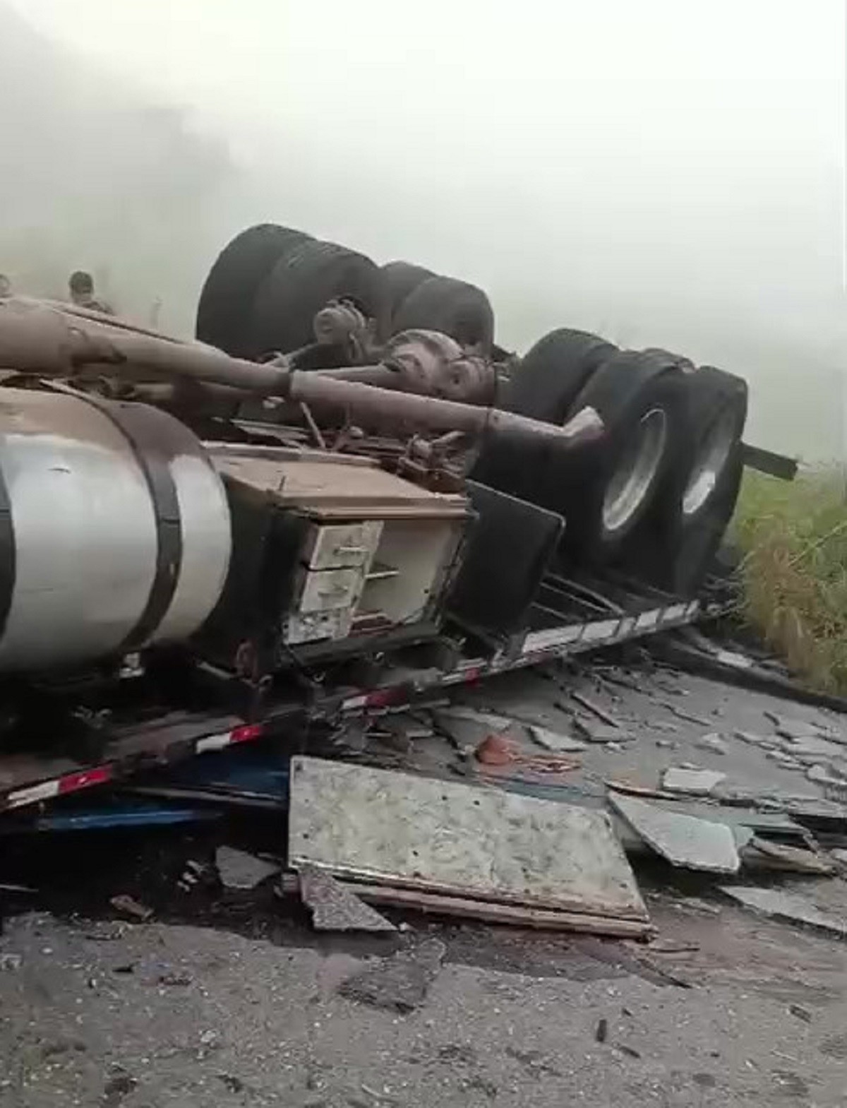 Acidente na MGC-265: Caminhão capota e Motorista fica preso em Muriaé