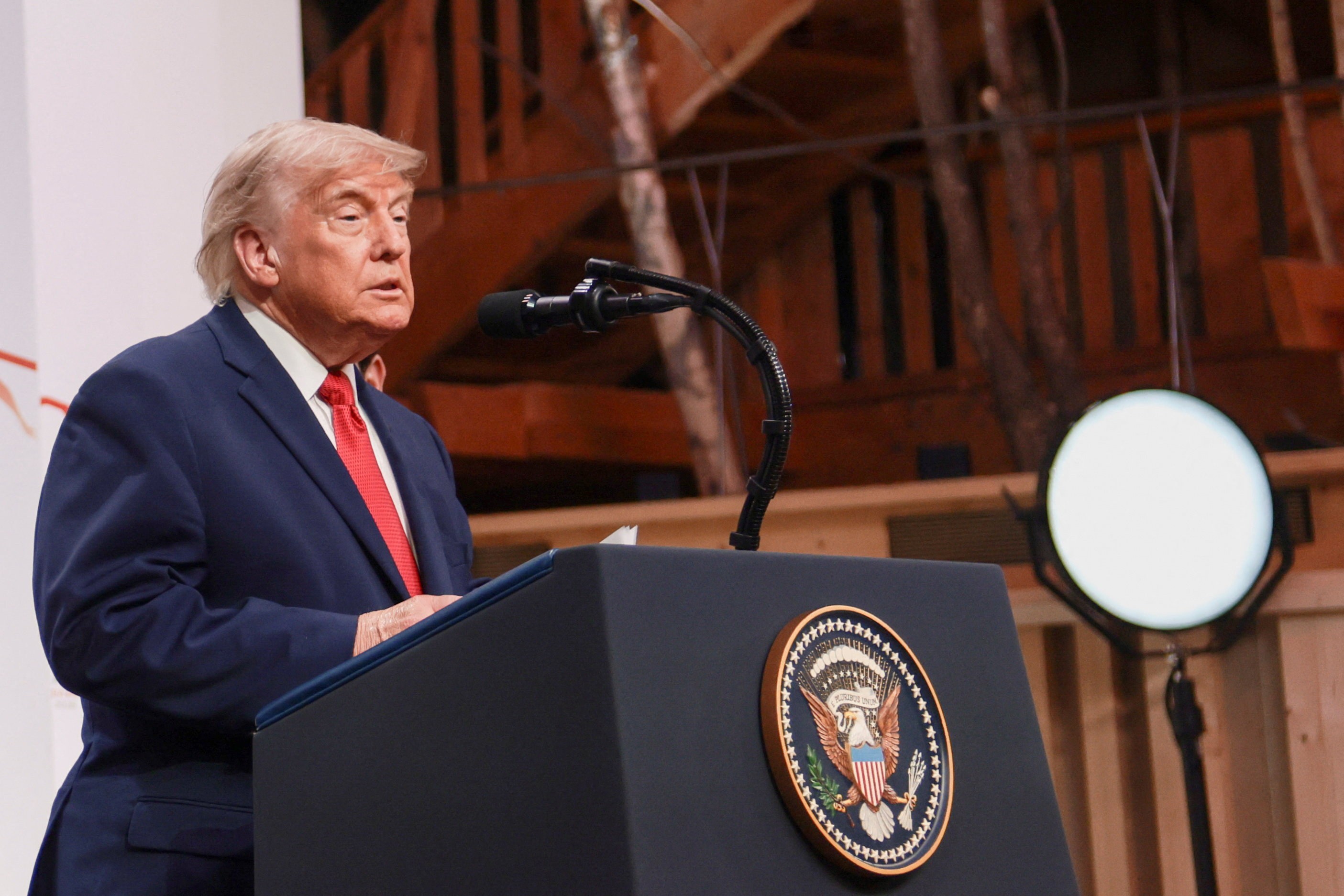 Acordo com o Irã: Trump defende decisão e alerta sobre catástrofe econômica