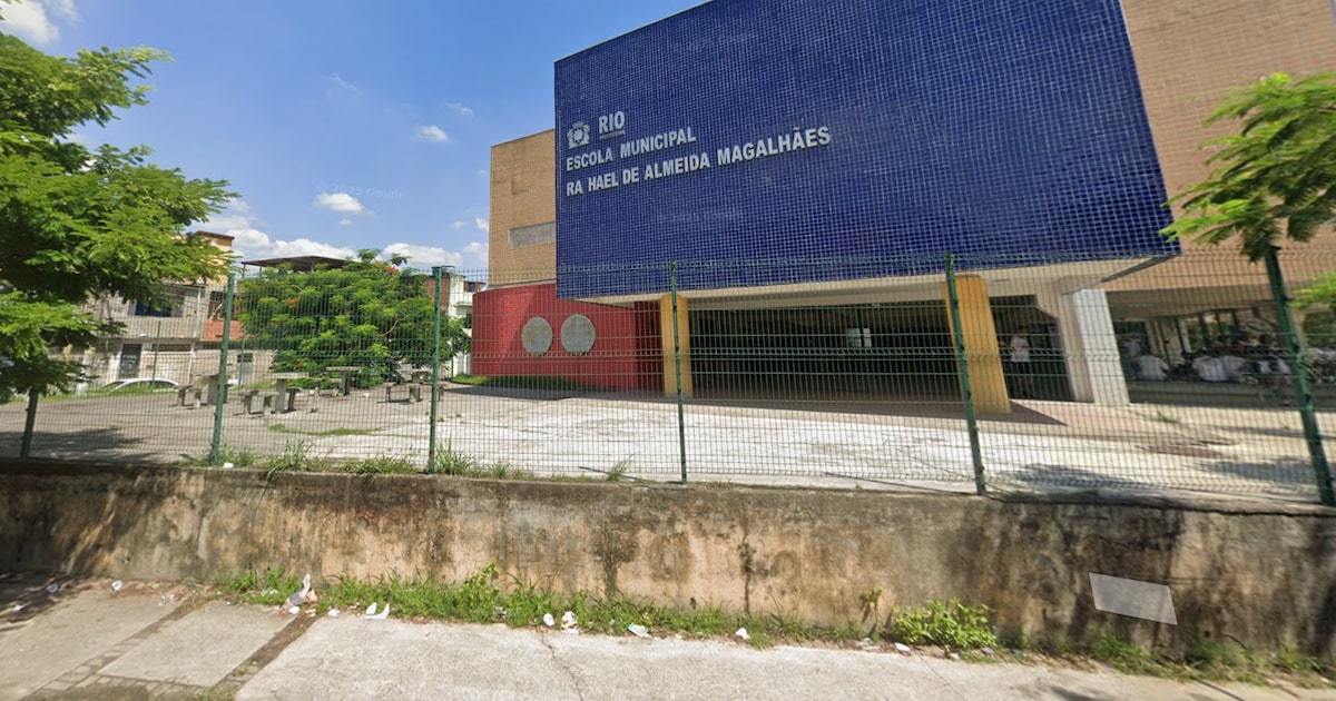 Adolescente de 15 anos tem maxilar e dentes quebrados após agressão em frente à Escola Municipal Raphael Almeida Magalhães no Rio