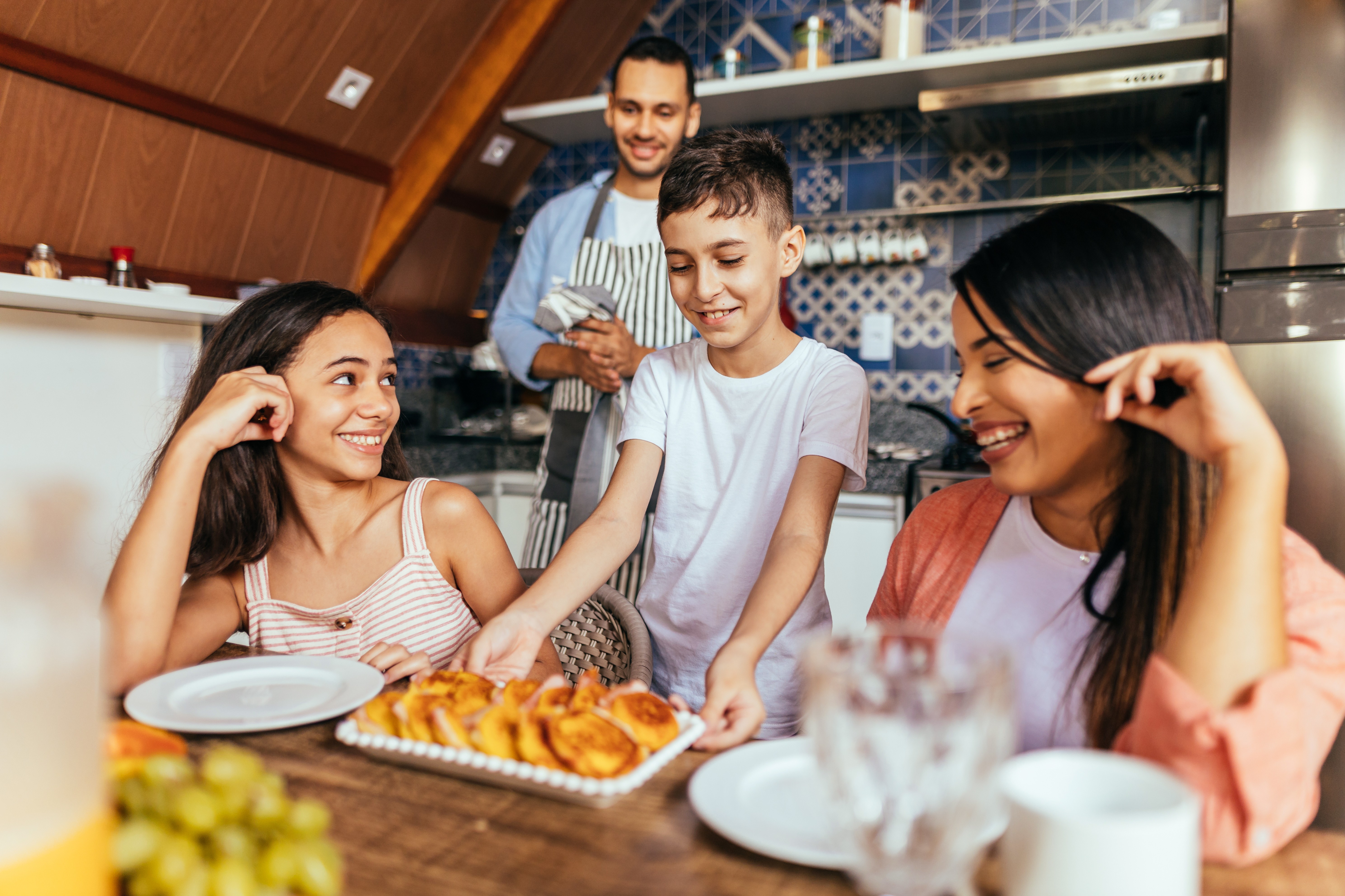 Café da manhã rico em proteína melhora a dieta de adolescentes, diz estudo