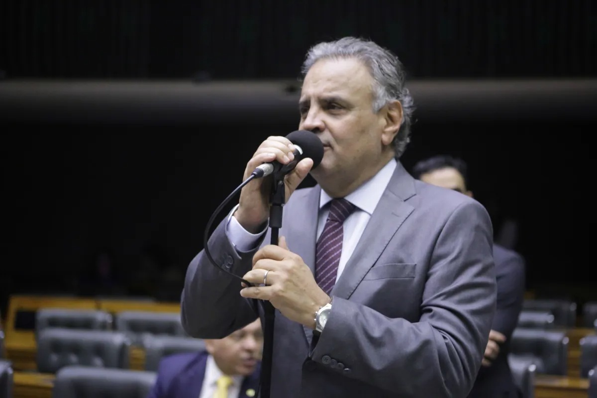 Aécio Neves e Joaquim Barbosa debatem alternativa à polarização para 2026