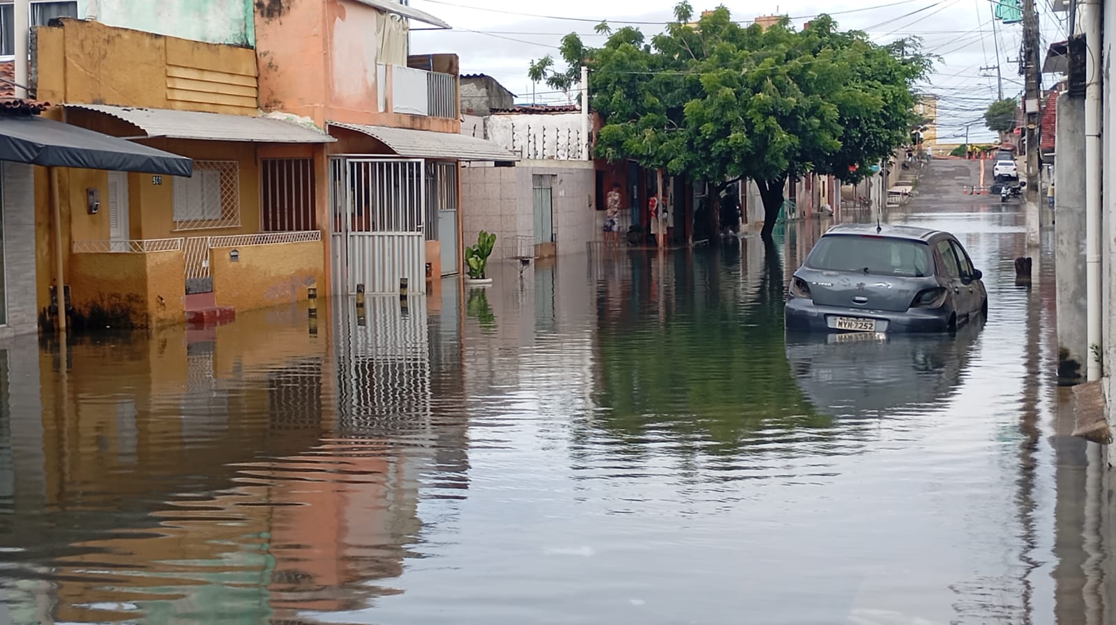 Chuva em Natal alaga Rocas e revolta moradores