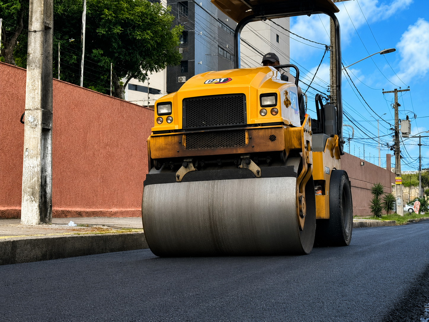 Prefeitura de Natal inicia recapeamento asfáltico na Alameda das Mansões em Candelária