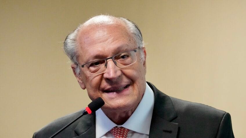Geraldo Alckmin afirma que aviação enfrenta desafios globais sem solução isolada