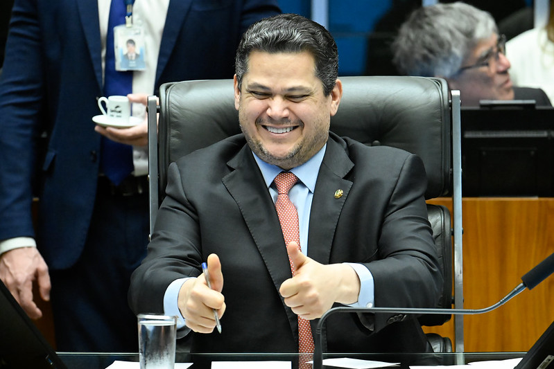 Davi Alcolumbre impede leitura de requerimento da CPI do Banco Master e diz que instalação depende da Presidência do Congresso