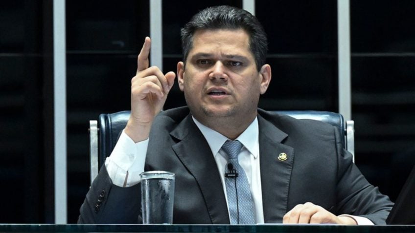 Davi Alcolumbre repudia "ameaça" de líder do PT sobre PEC da 6 x 1
