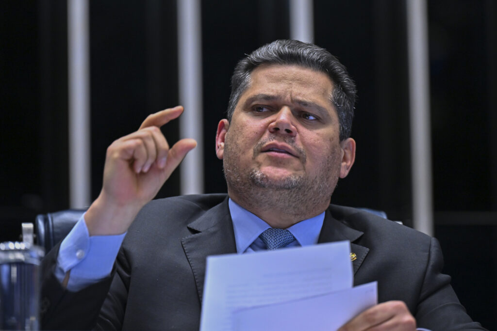 Davi Alcolumbre defende fim da escala 6x1 sem transição