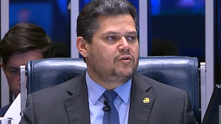 Davi Alcolumbre anuncia votação rápida da PEC que amplia autonomia do Banco Central