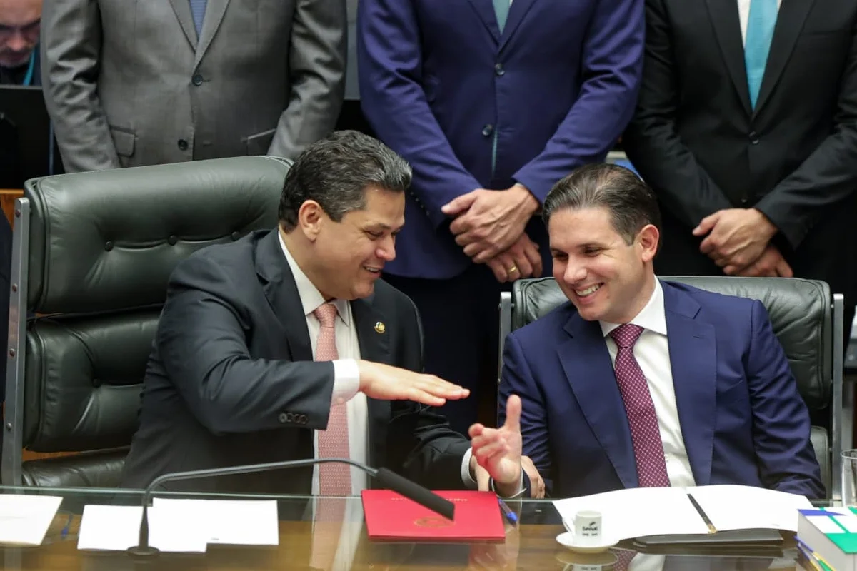Davi Alcolumbre e Hugo Motta lideram rejeição entre políticos, aponta pesquisa AtlasIntel