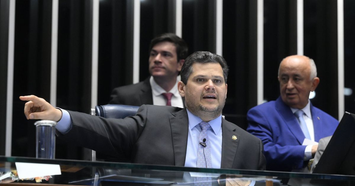 Davi Alcolumbre critica pressão por votos e adia pauta eleitoreira no Senado