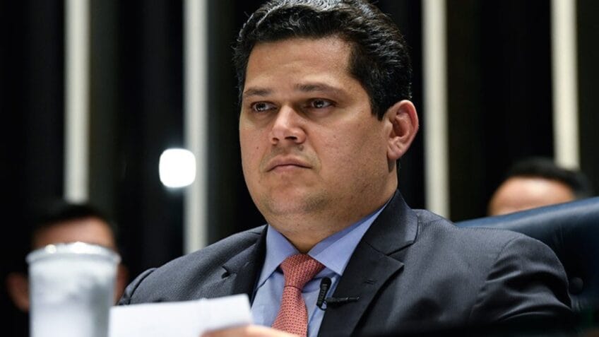 Presidente do Senado se reúne com governo sobre PEC 6x1, mas adia decisão sobre votação