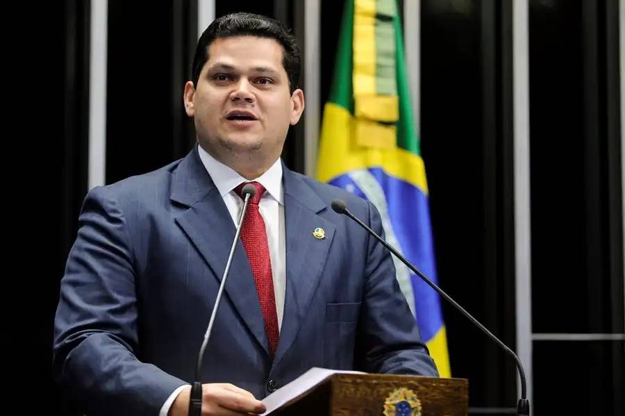 Davi Alcolumbre resiste à pressão do governo por votação rápida da PEC do fim da escala 6x1