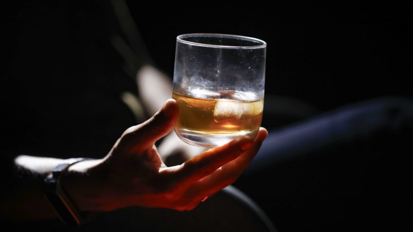 Pesquisadores alertam: Álcool e demência têm ligação direta