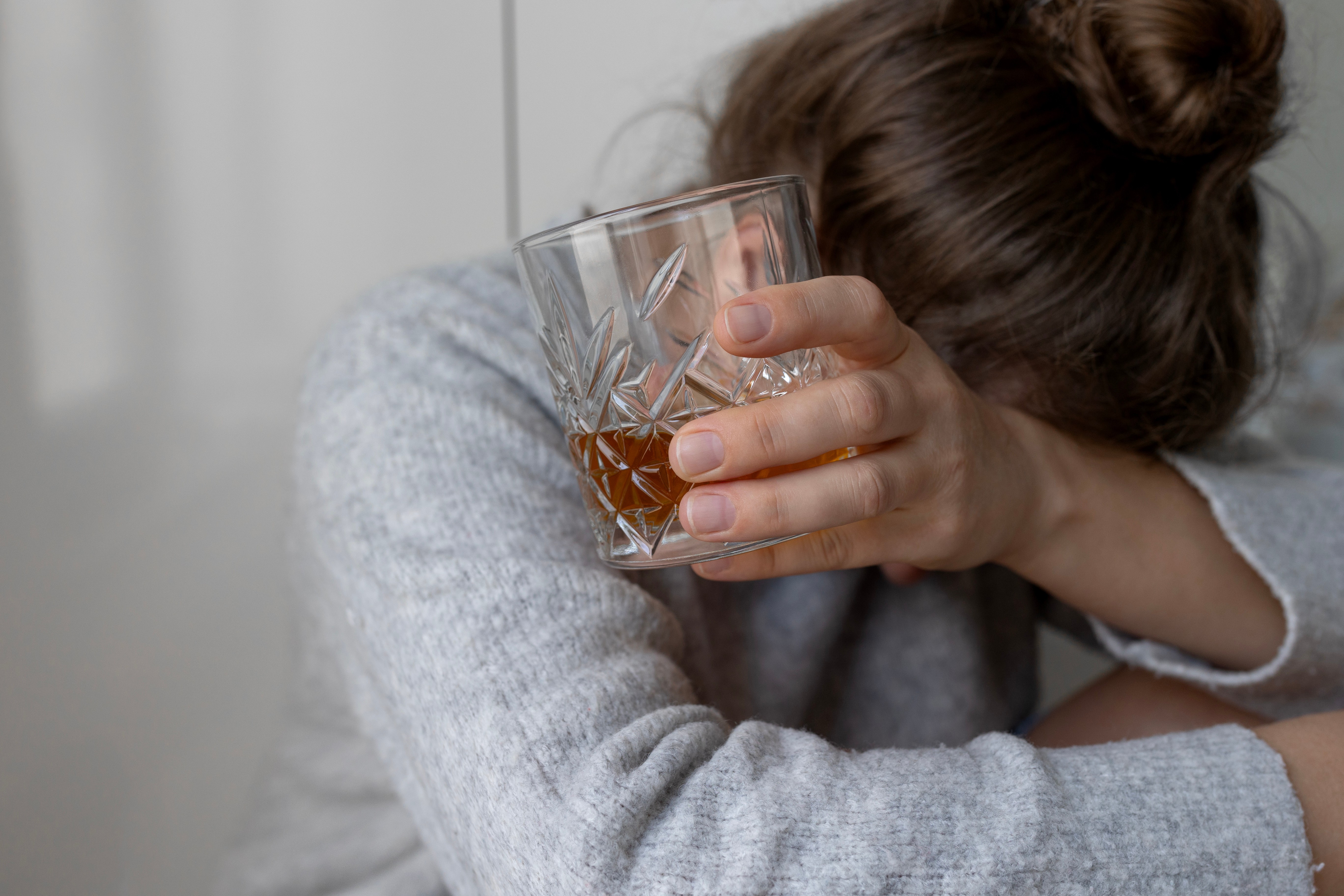 Alcoolismo feminino registra recorde e busca por apoio cresce no Brasil