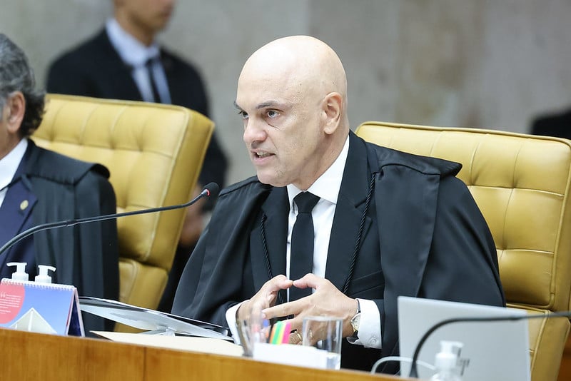 Alexandre de Moraes autoriza visitas de Flávio, netas e nora a Bolsonaro