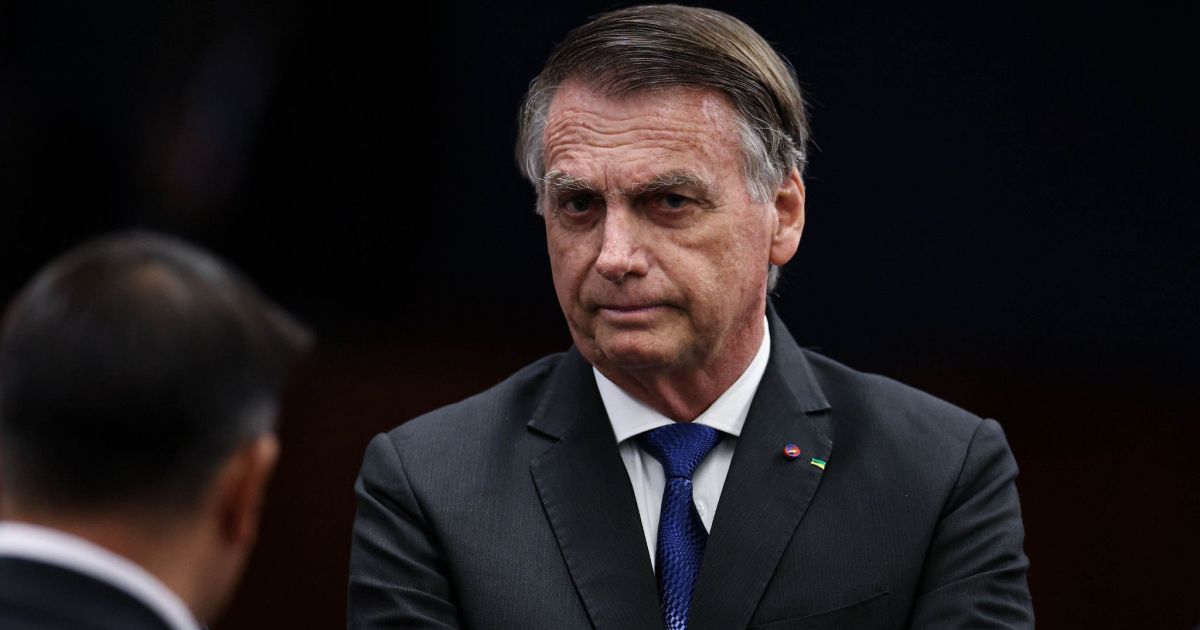 Aliados temem revogação de domiciliar após PM apreender arma de Bolsonaro