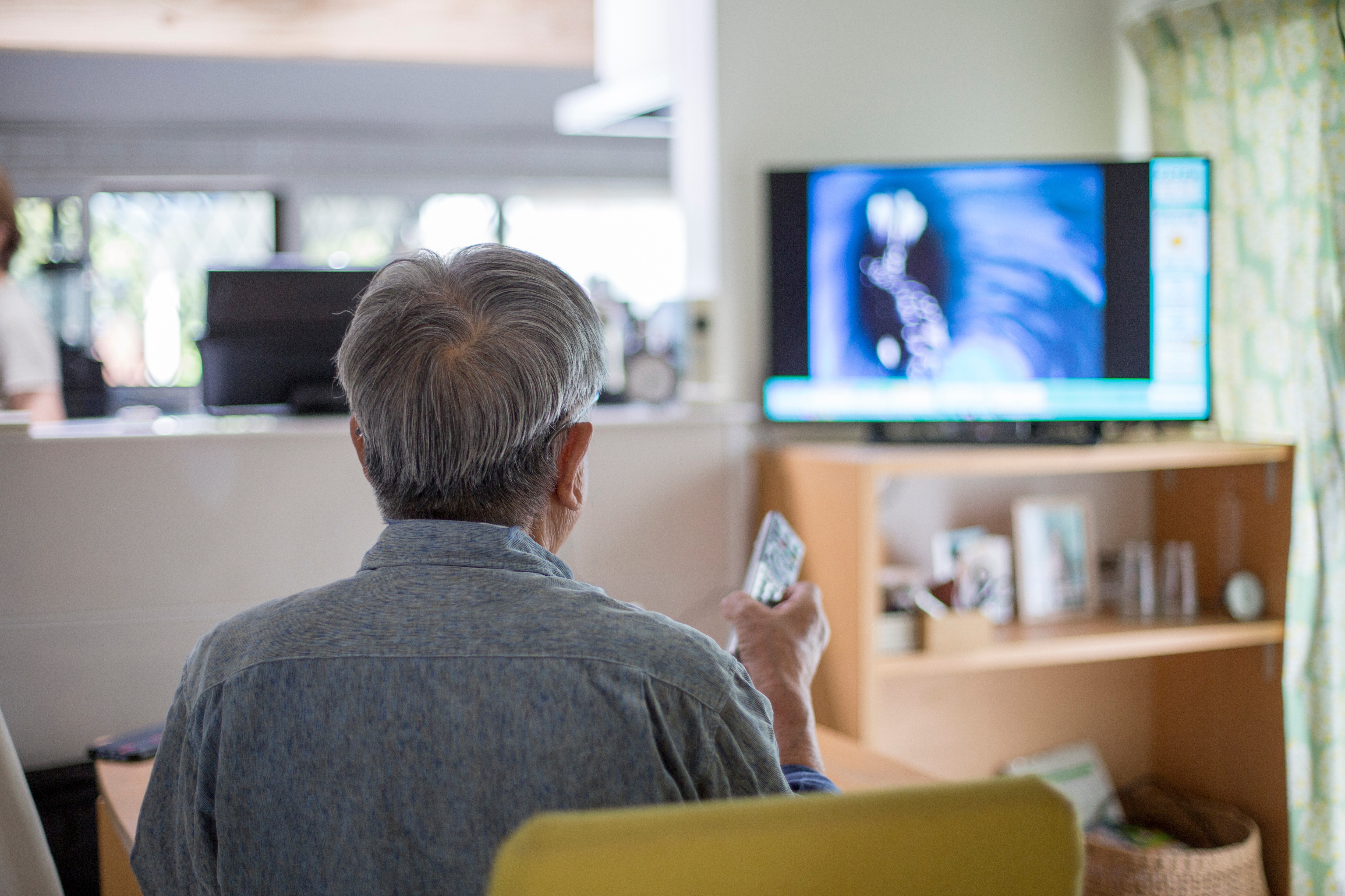 Assistir TV na meia-idade pode estar ligado a alterações cerebrais ligadas ao Alzheimer