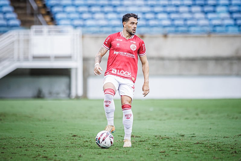 América enfrenta desafio no Clássico-Rei com suspensão de Lucas Mendes
