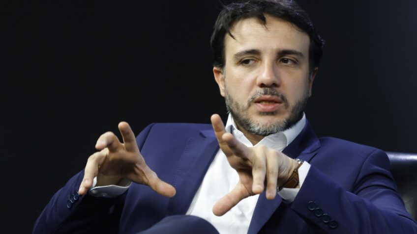 Renan Santos afirma que brasileiros eliminarão bandidos, não americanos