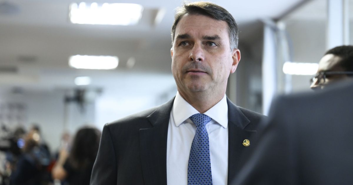 Crise de confiança afeta status de Flávio Bolsonaro no PL
