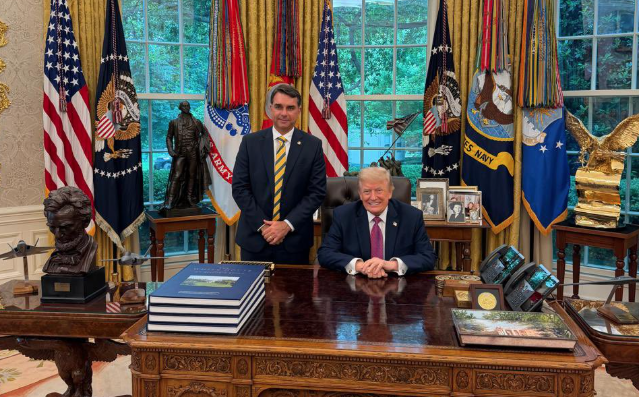 Senador Flávio Bolsonaro se reúne com Donald Trump e expõe divergências políticas