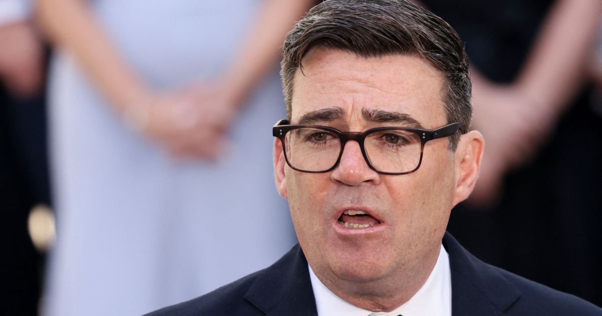 Andy Burnham anuncia redução no preço das passagens de ônibus no Reino Unido