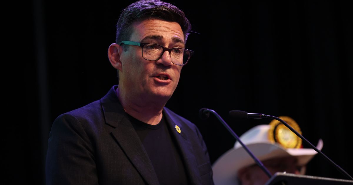 Burnham assume como primeiro-ministro do Reino Unido após audiência com o rei Charles III