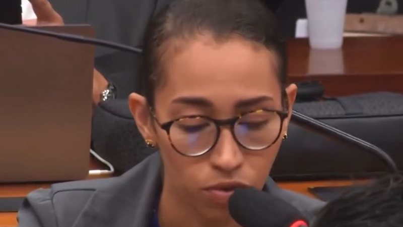 Anne Lagartixa cobra direitos para pai preso em Brasília