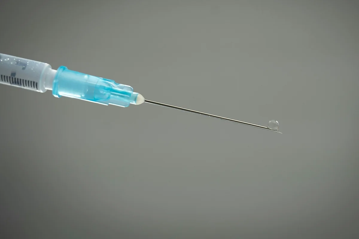 Anvisa alerta: peptídeos injetáveis vendidos online são ilegais e sem garantia
