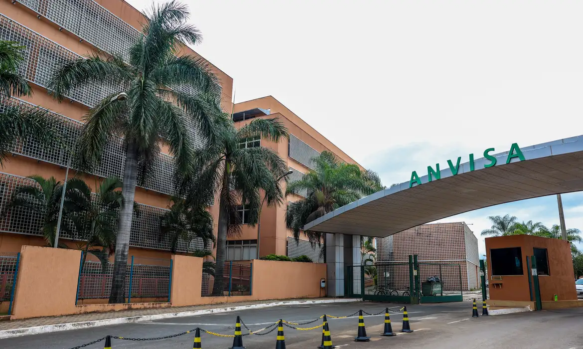 Anvisa determina recolhimento de lotes de antibióticos e soro fisiológico