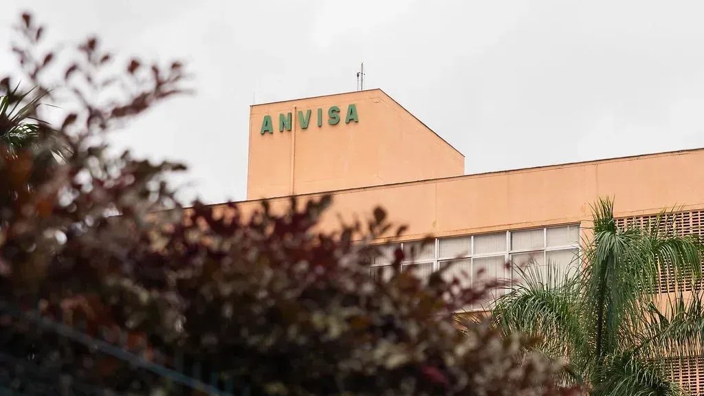 Anvisa suspende lotes de medicamentos para hipertensão e câncer