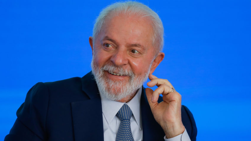Lula anuncia investimentos para favelas do Rio de Janeiro