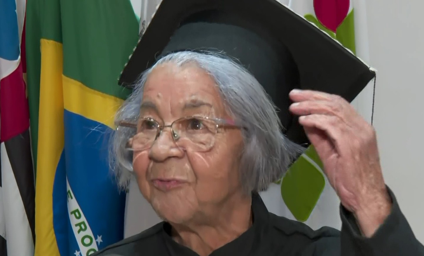Dona Lourdes Batigalhia se forma na EJA aos 83 anos em Araraquara