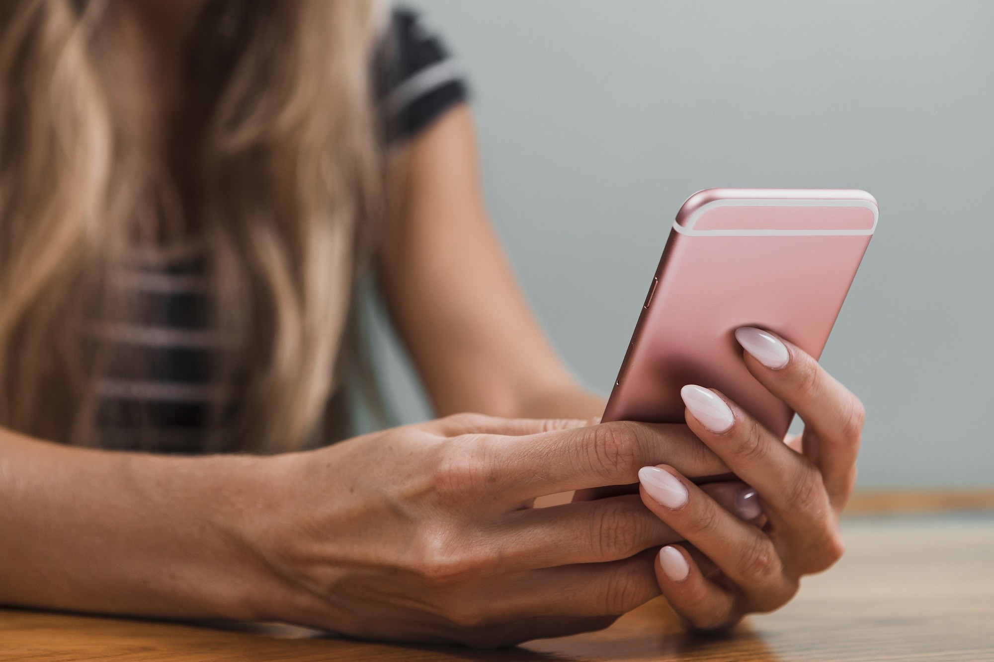 Apps e parcelas aprisionam milhões em ciclo de dívidas