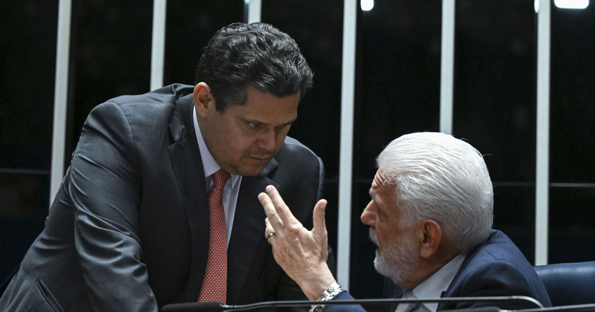 Presidente do Senado, Davi Alcolumbre, defende Jaques Wagner e pressiona governo