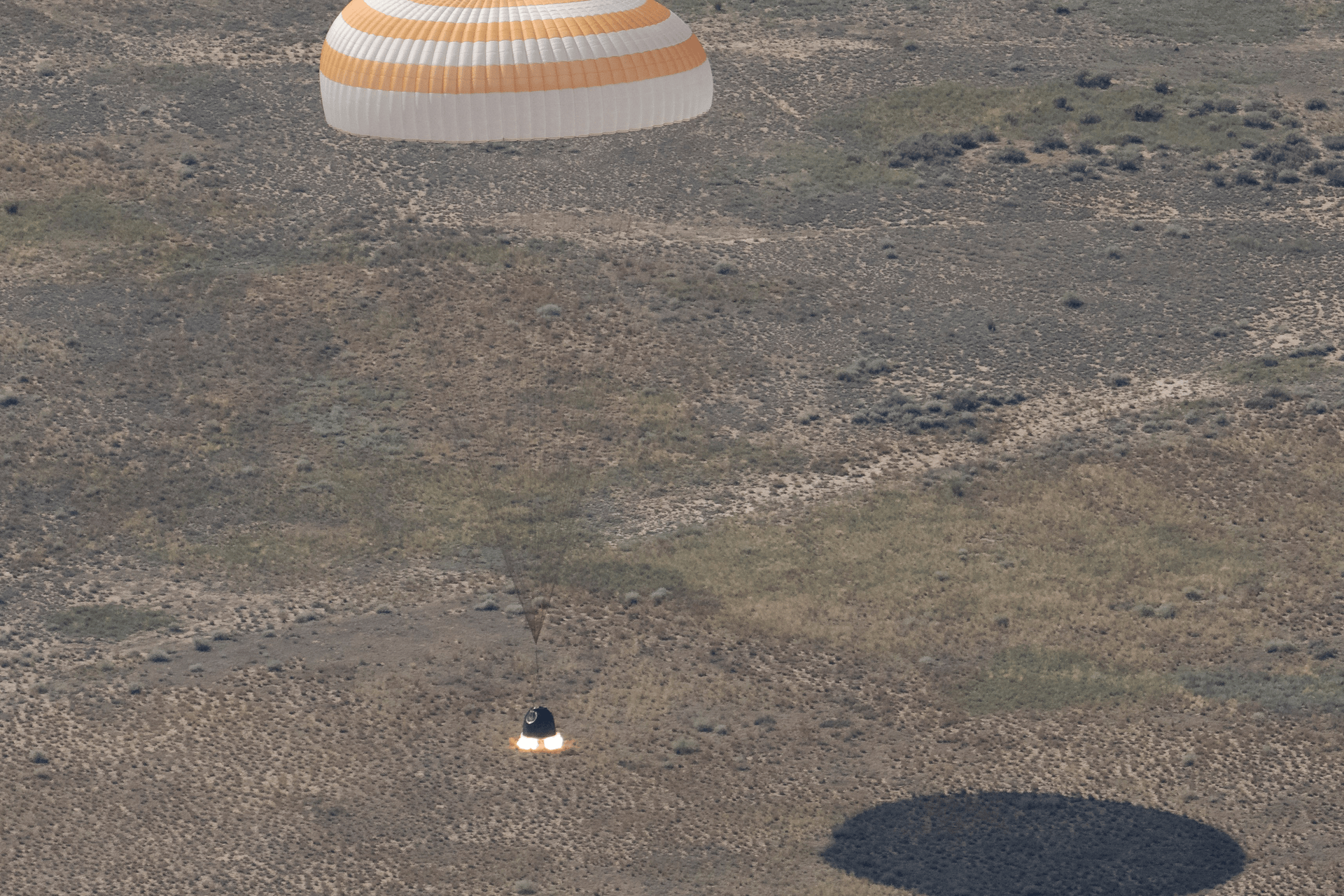 Astronauta da NASA e cosmonautas russos retornam à Terra após 241 dias