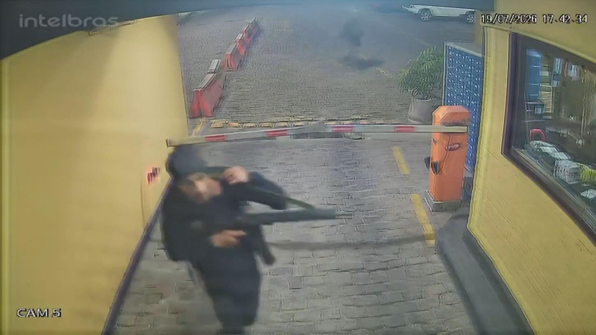 Criminosos armados invadem condomínio em Rio das Pedras após confronto