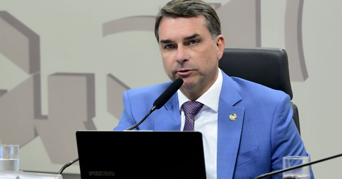 Flávio Bolsonaro anuncia plano "Brasil por Elas" após atrito com Michelle