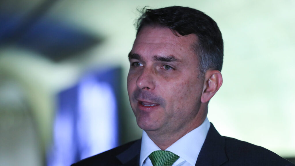 Flávio Bolsonaro volta a defender mulher como vice, após atrito com Michelle