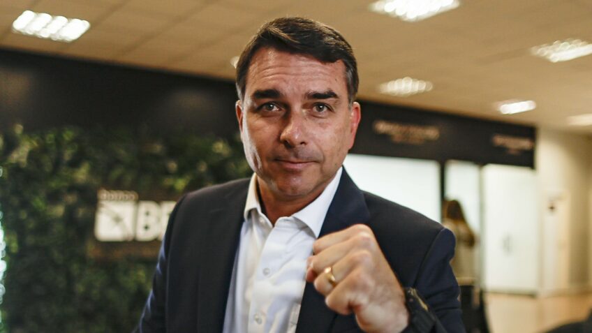 Flávio Bolsonaro resiste a denúncias e invoca "sangue de Bolsonaro"